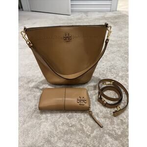 TORY BURCH McGraw Pebbled Leather Bucket Bag And Wallet
